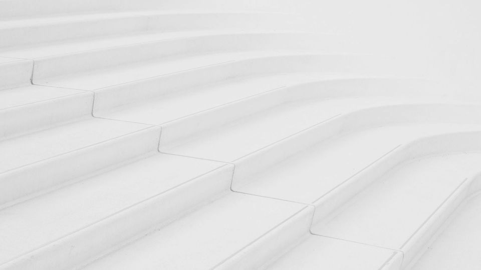 Helle, aufsteigende Treppenstufen in einem minimalistischen Gebäude