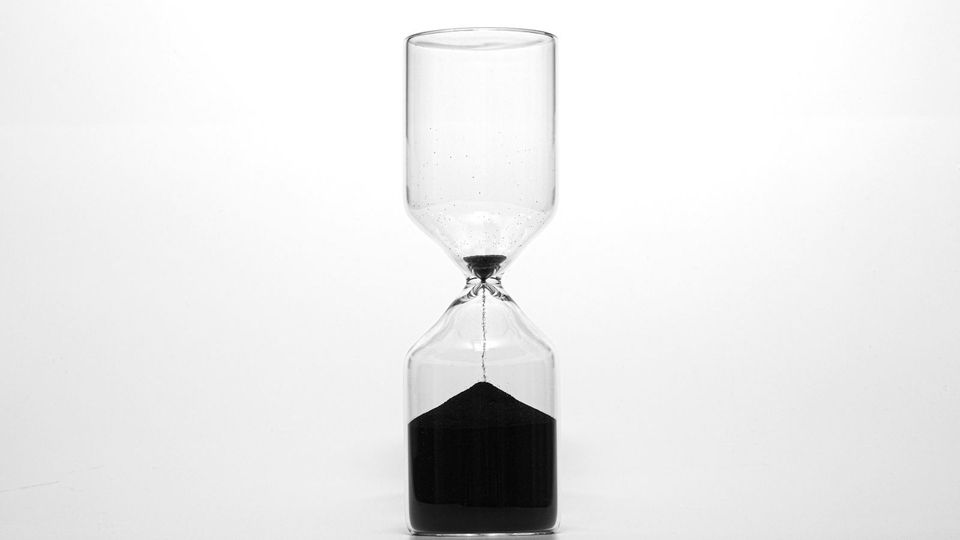 Eine Sanduhr vor hellem Hintergrund